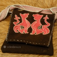 Vlněná taška s výšivkou Simargla a karetkou / Woolen bag with embroidered Simargl and with a tablet woven band